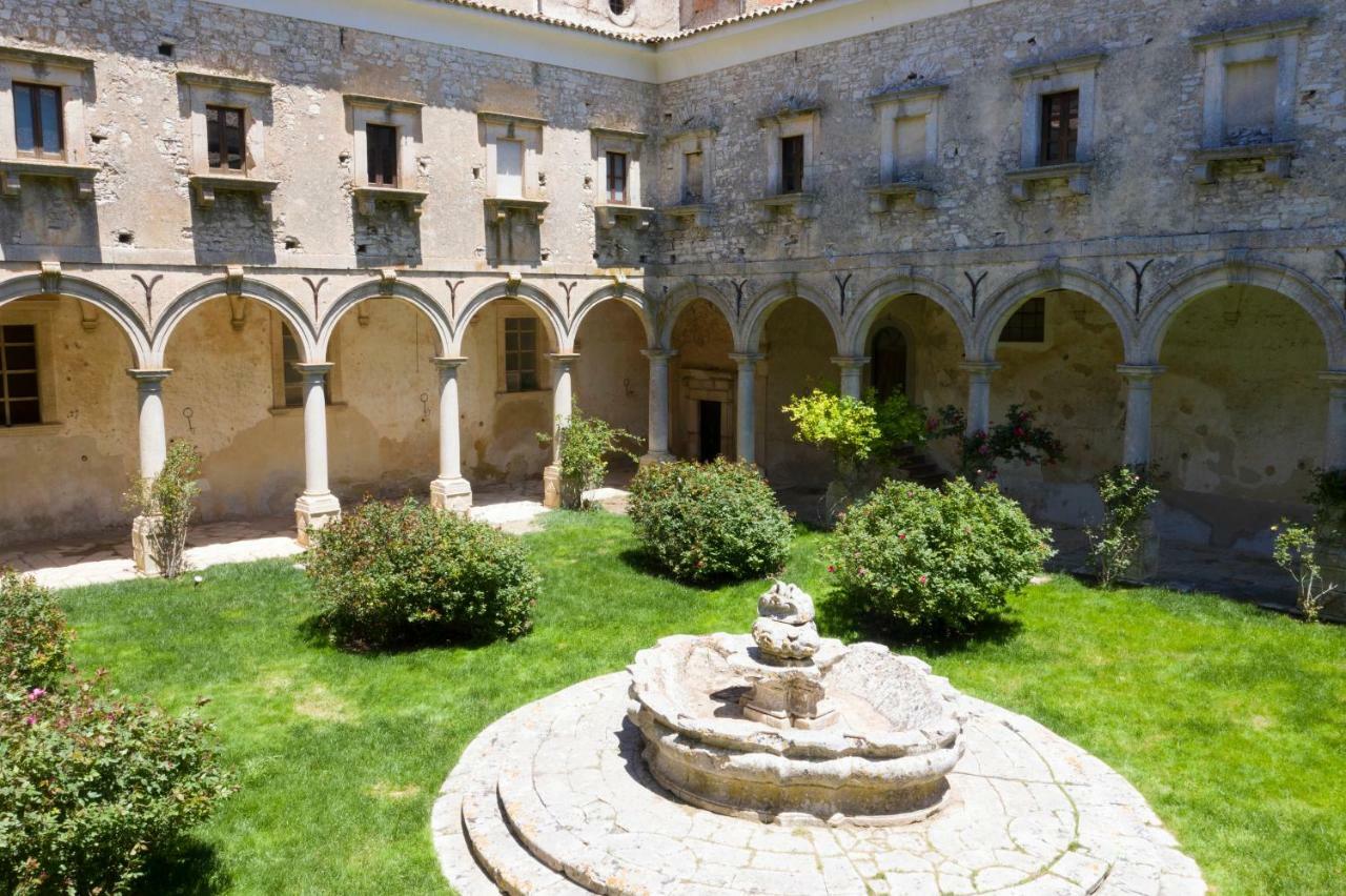 Gasthaus Abbazia Santa Maria Del Bosco Contessa Entellina Exterior foto